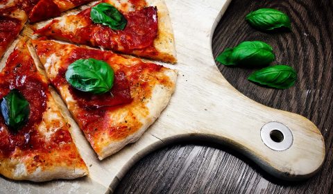 Pizza Salami mit Büffelmozzarella