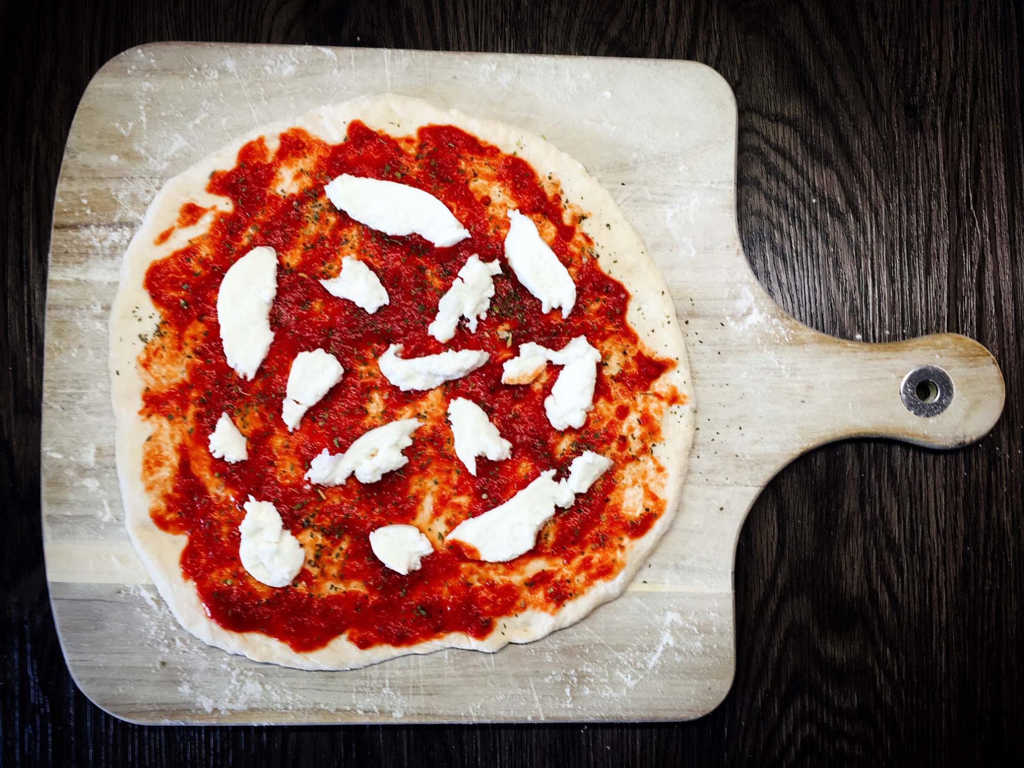 Pizza Salami Rezept mit Büffelmozzarella Chilirezept.de
