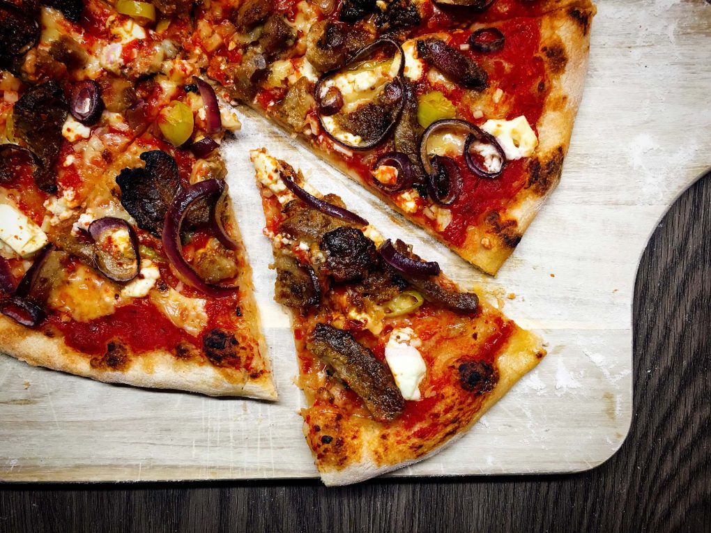 Pizza mit Gyros und Feta