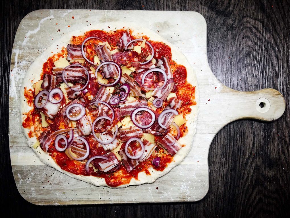 Pizza mit Speck und Zwiebeln