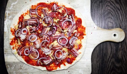 Pizza mit Speck und Zwiebeln