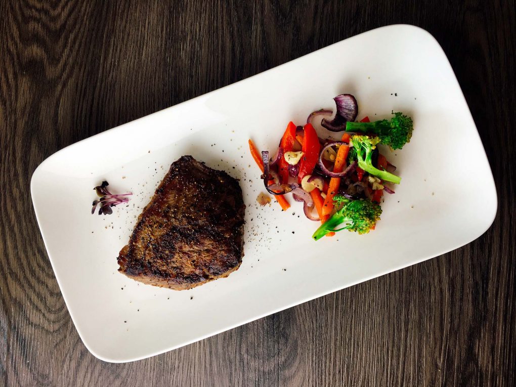 Rindersteak mit buntem Gemüse