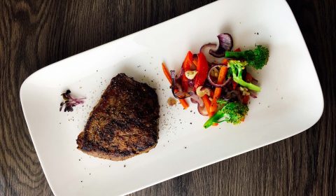 Rindersteak mit buntem Gemüse