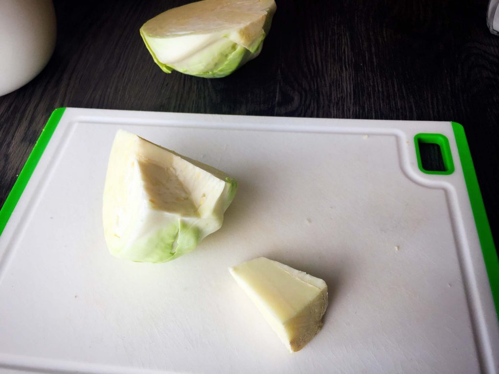 Weißkohl Strunk entfernen