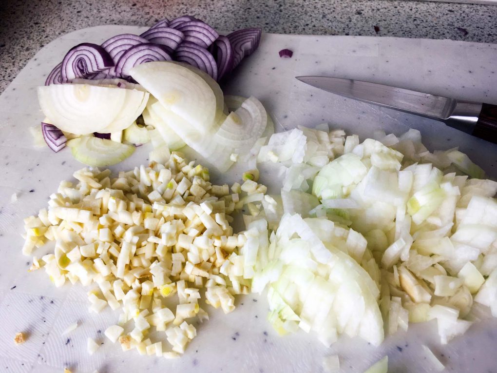 Zwiebeln und Knoblauch