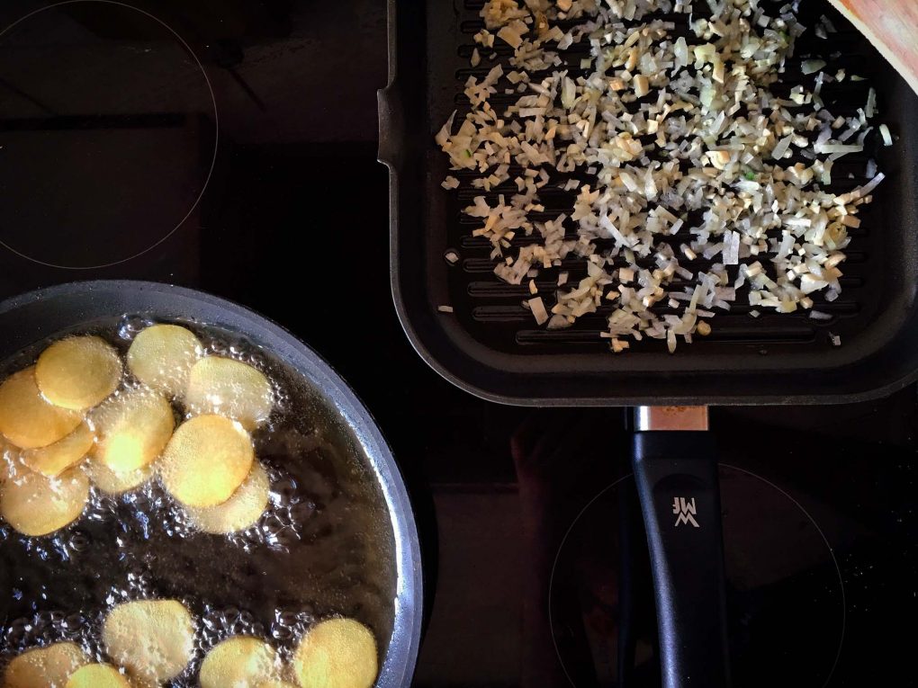 Zwiebeln und Knoblauch andünsten