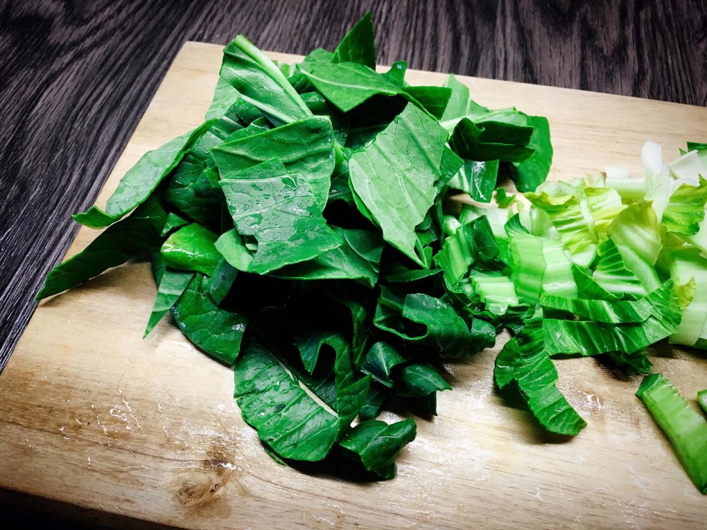 Geschnittene Pak Choi Blätter