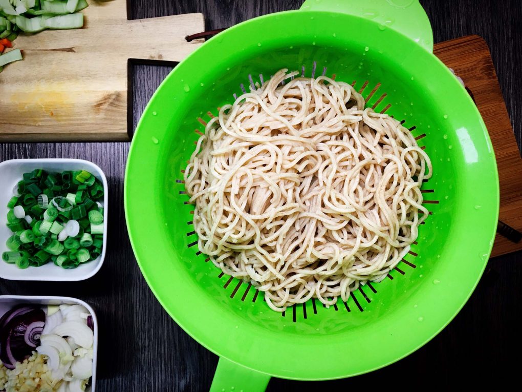 Mie Nudeln abgießen