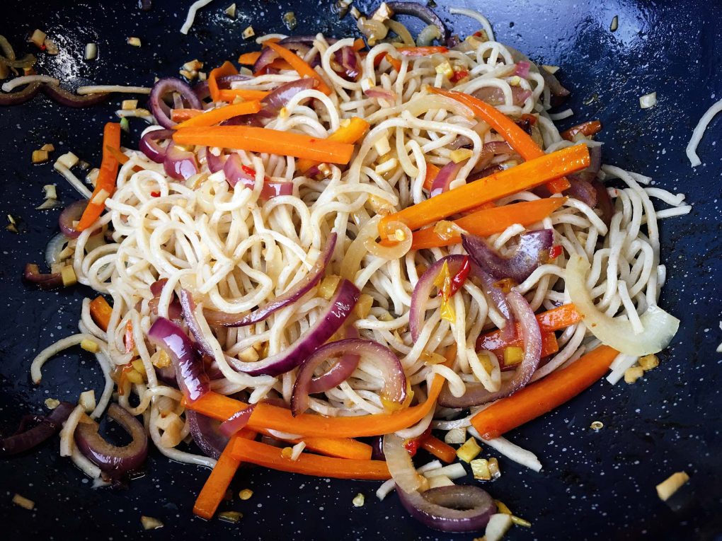 Pak Choi Wok Pfanne mit mariniertem Rindfleisch und Gemüse