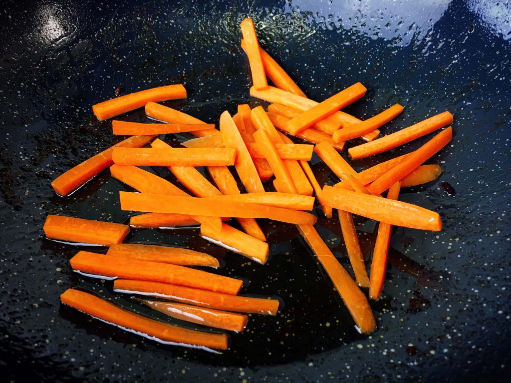 Möhren im Wok anbraten
