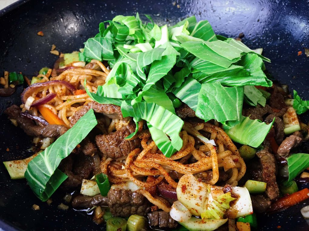 Pak Choi Wok Pfanne mit mariniertem Rindfleisch und Gemüse