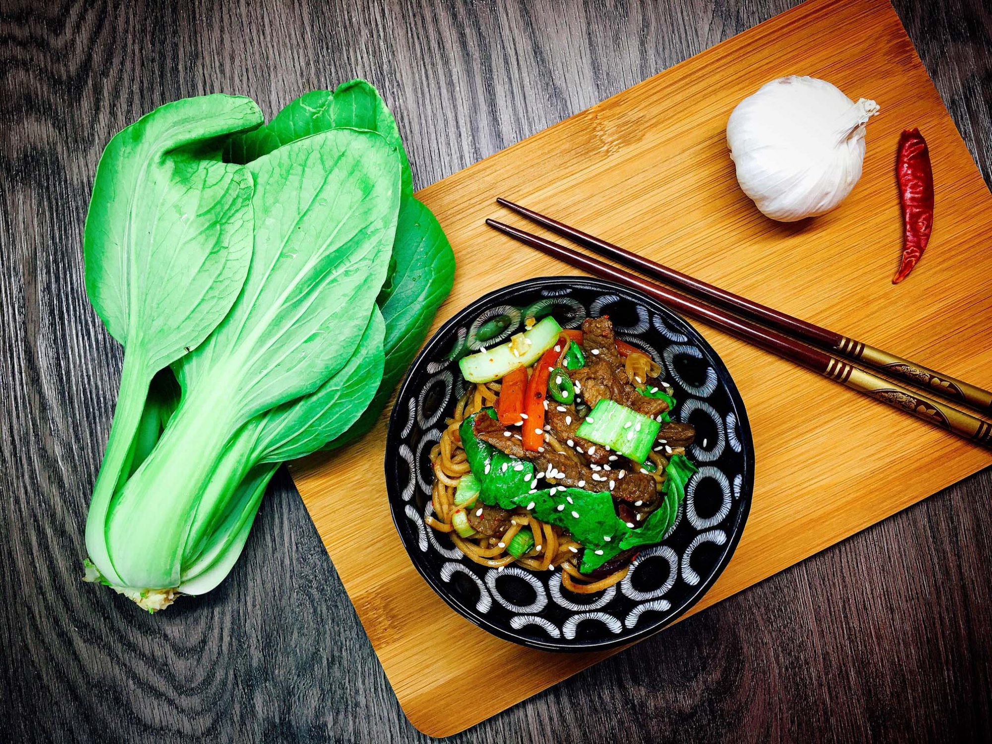 Pak Choi Wok Pfanne mit mariniertem Rindfleisch und Gemüse
