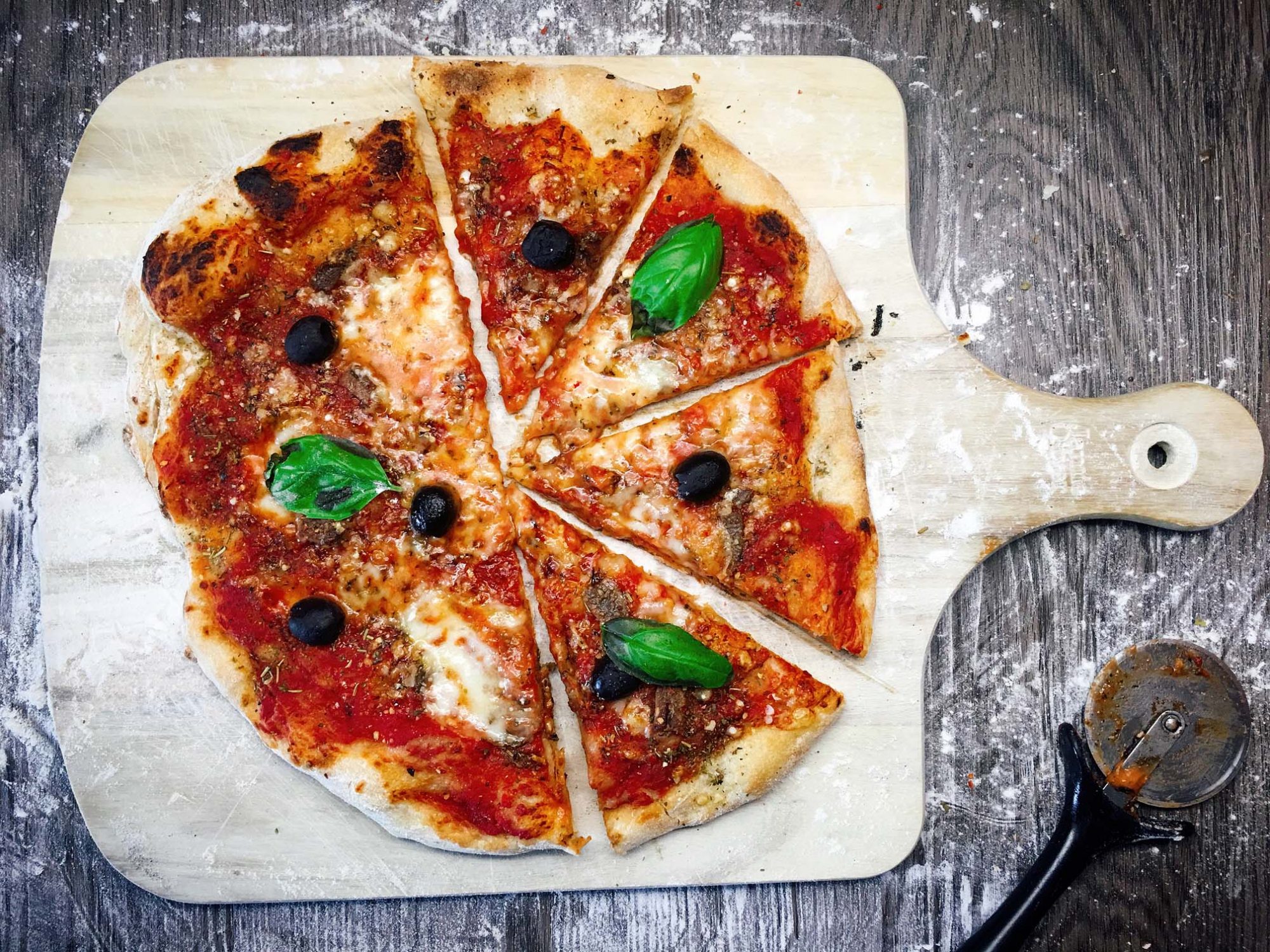 Pizza Napoli Rezept | Das Original mit Sardellen und Oliven