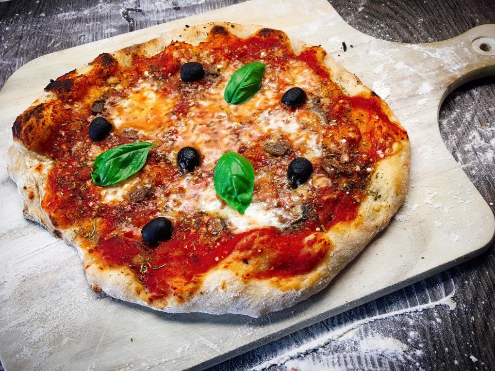Pizza Napoli Rezept | Das Original mit Sardellen und Oliven