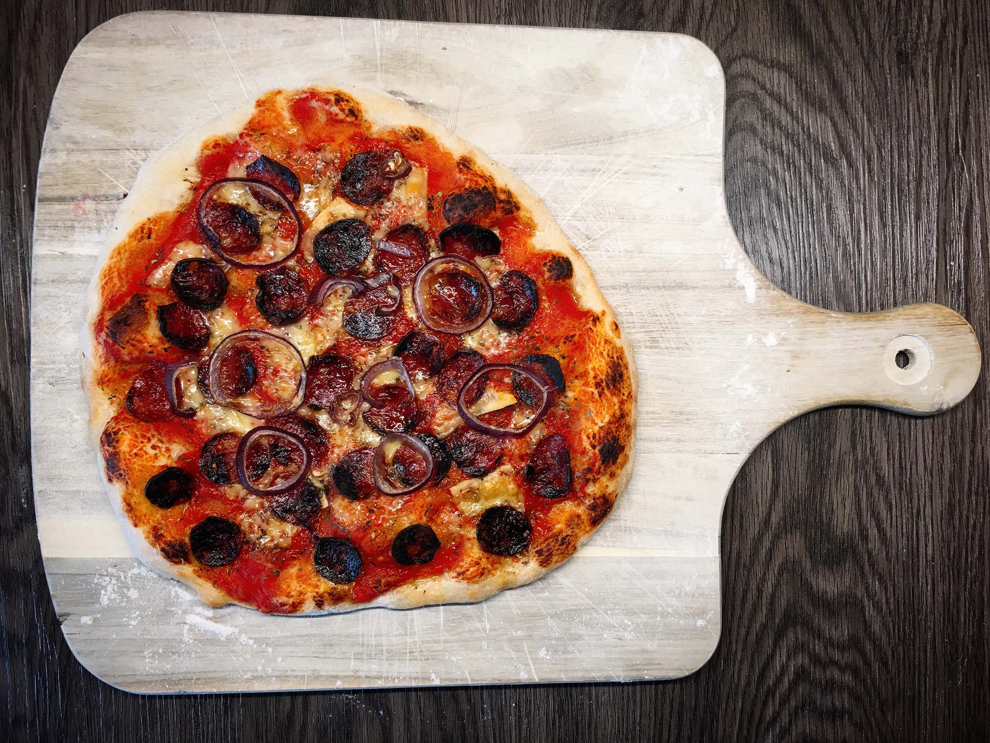 Pizza Salsiccia Rezept mit Italienischer Wurst Chilirezept.de