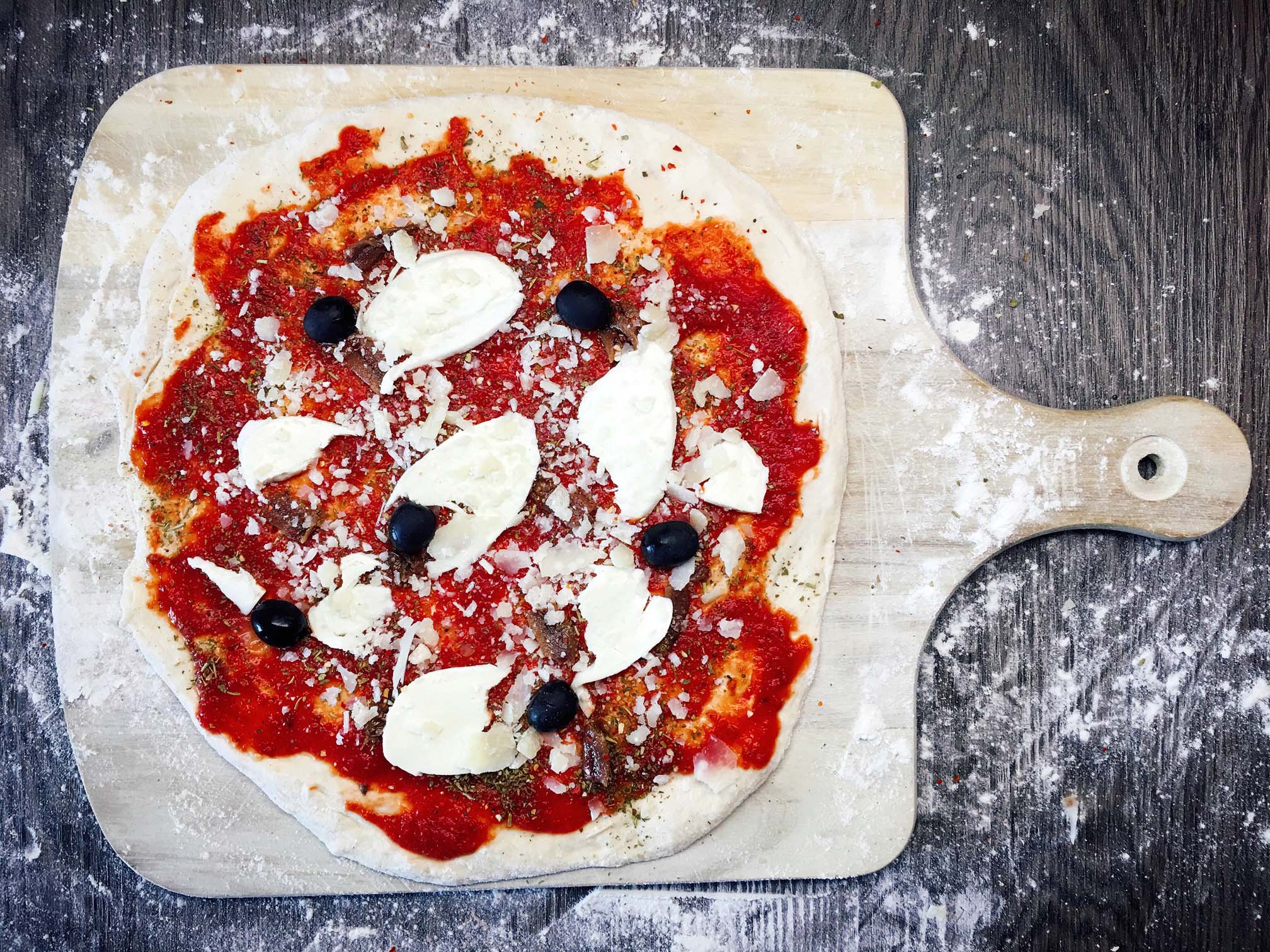 Pizza Napoli Rezept Das Original mit Sardellen und Oliven