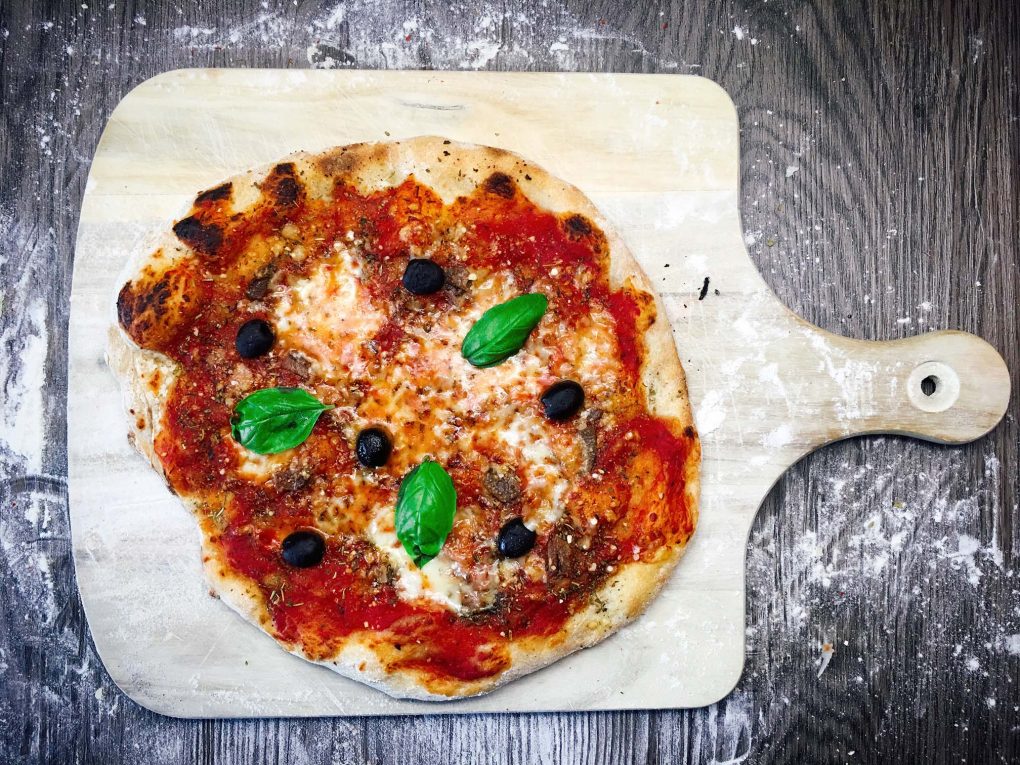 Pizza Napoli Rezept | Das Original mit Sardellen und Oliven