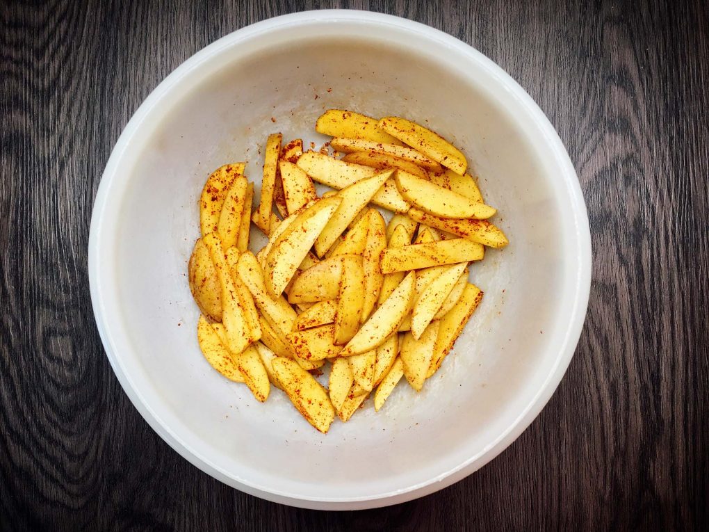 Pommes würzen