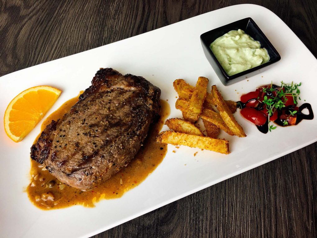Rindersteak mit Orangen-Pfeffer-Sauce, Amazing Fries &amp; Avocado Dip