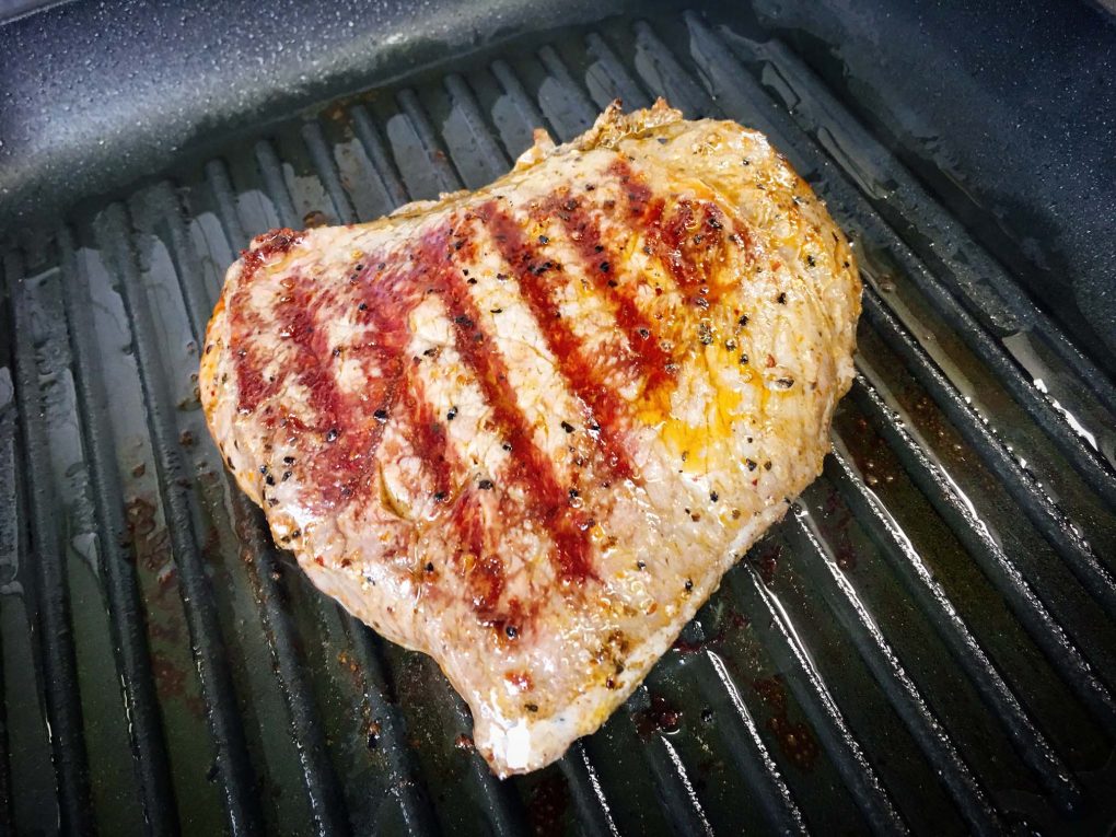 Rindersteak in der Steakpfanne anbraten