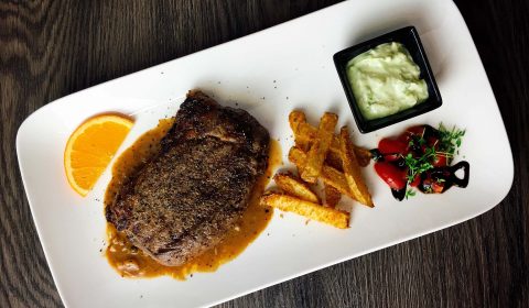 Rindersteak mit Orangen-Pfeffer-Chantré-Chili-Sauce, Amazing Fries und Avocado Dip