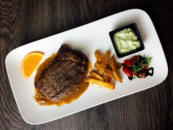 Rindersteak mit Orangen-Pfeffer-Chantré-Chili-Sauce, Amazing Fries und Avocado Dip