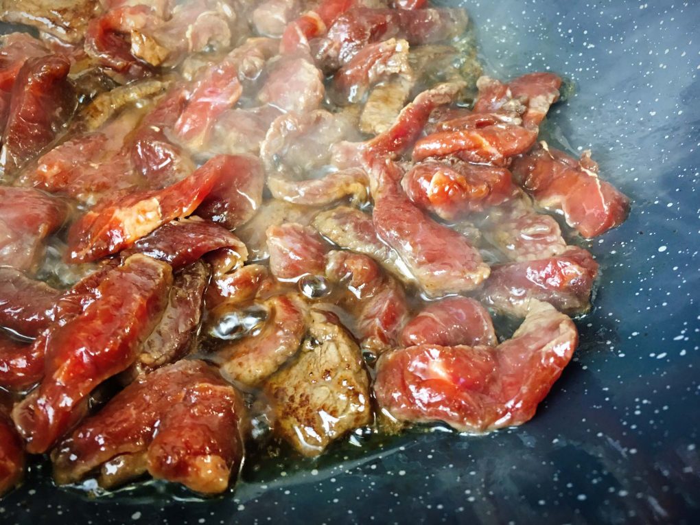 Rindfleisch im Wok anbraten