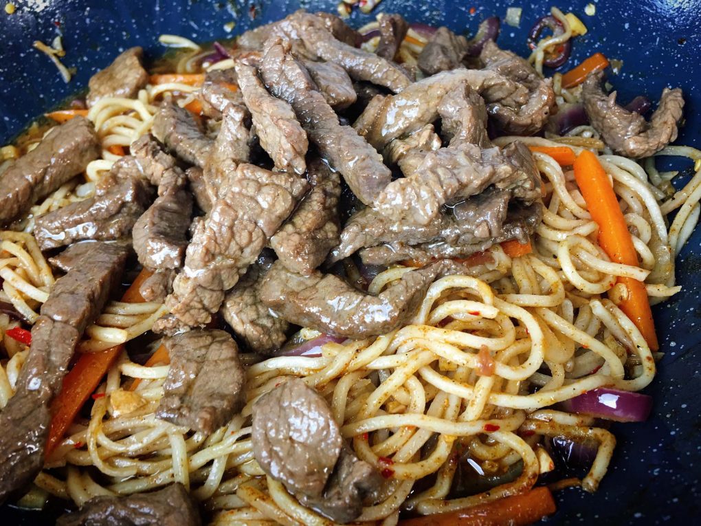 Rindfleisch mit Nudeln im Wok