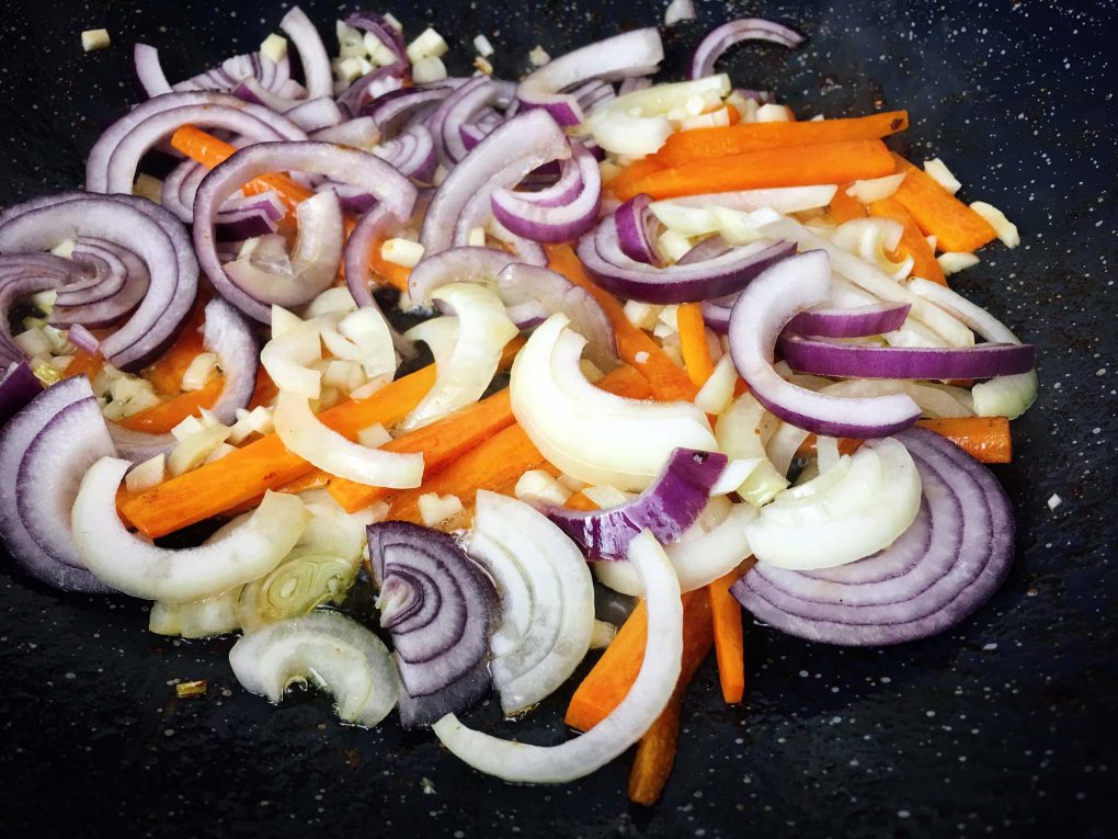 Zwiebeln im Wok