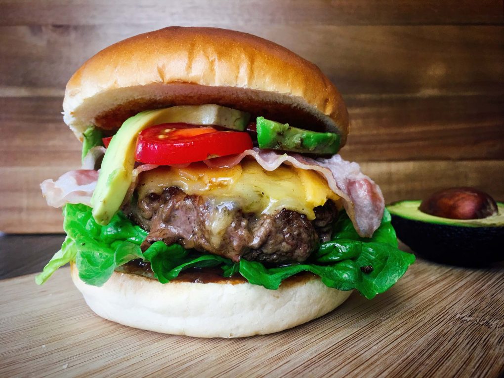 Avocado Burger mit Speck und Cheddar