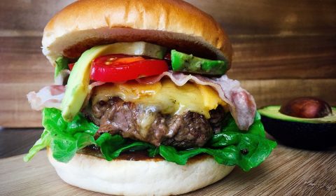 Avocado Burger mit Speck und Cheddar