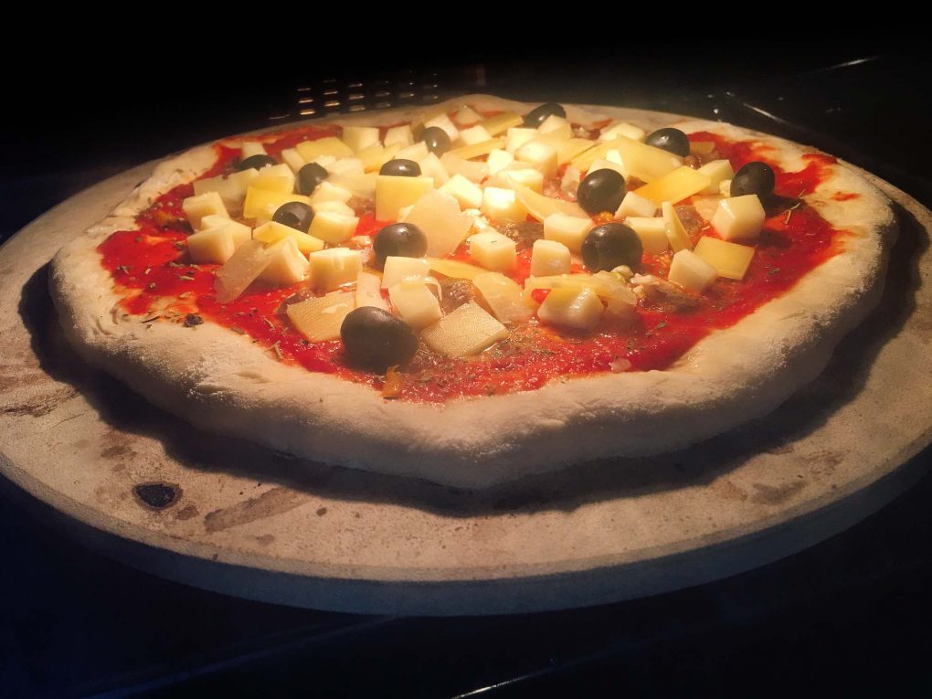Was Auf Die Pizza Legen Pizza backen mit dem Pizzastein | Im Backofen und auf dem Grill