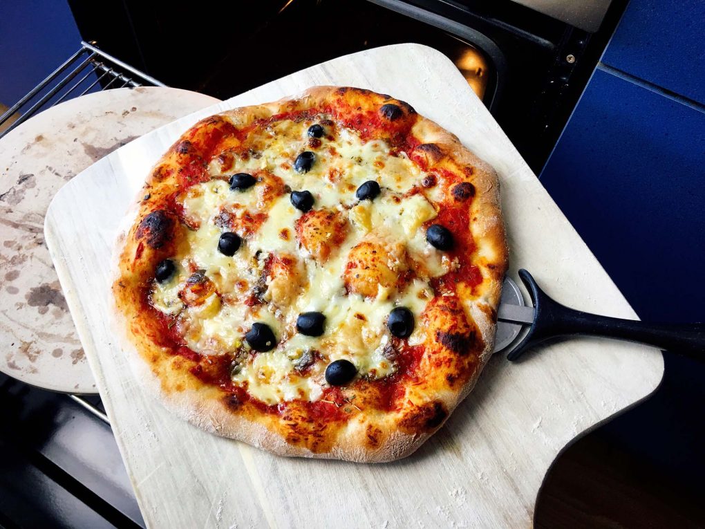 Pizza backen mit dem Pizzastein Im Backofen und auf dem Grill