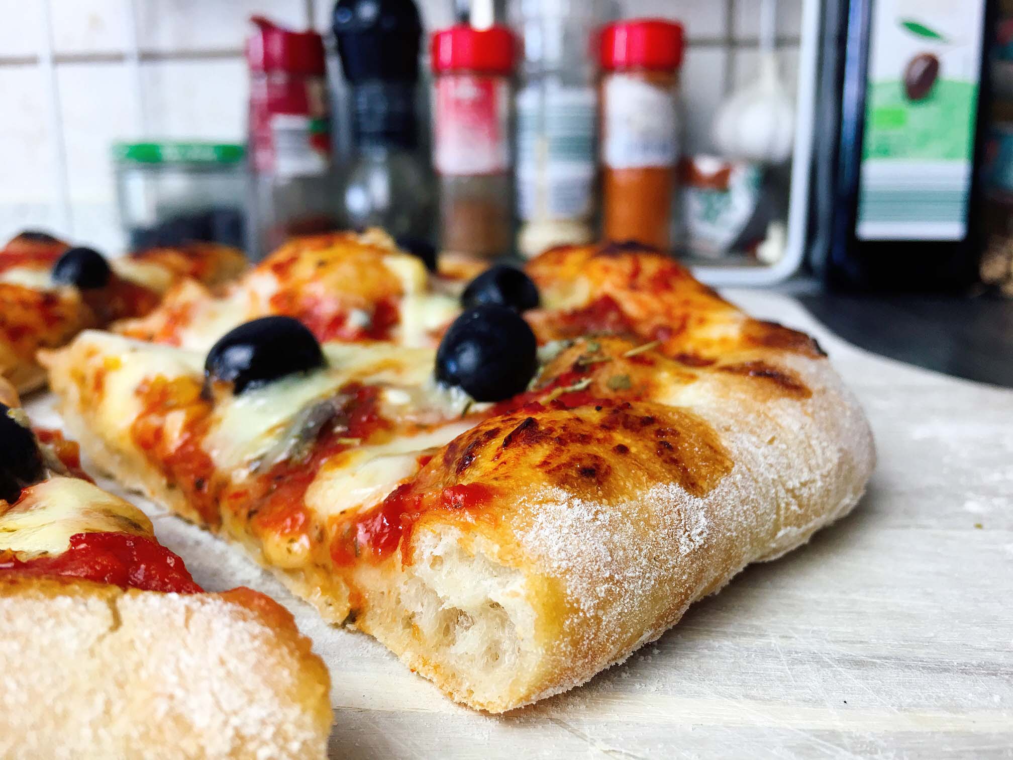 Pizza backen mit dem Pizzastein | Im Backofen und auf dem Grill