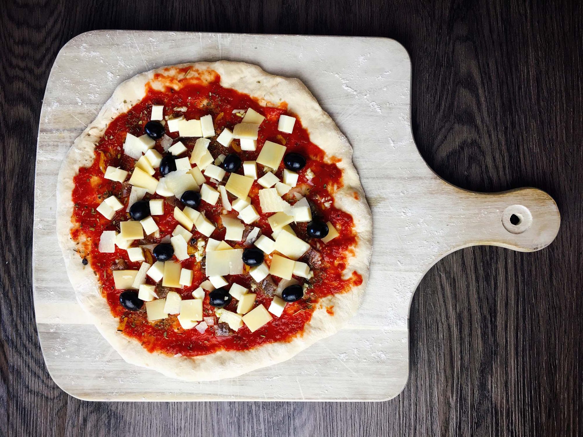 Pizza backen mit dem Pizzastein Im Backofen und auf dem Grill
