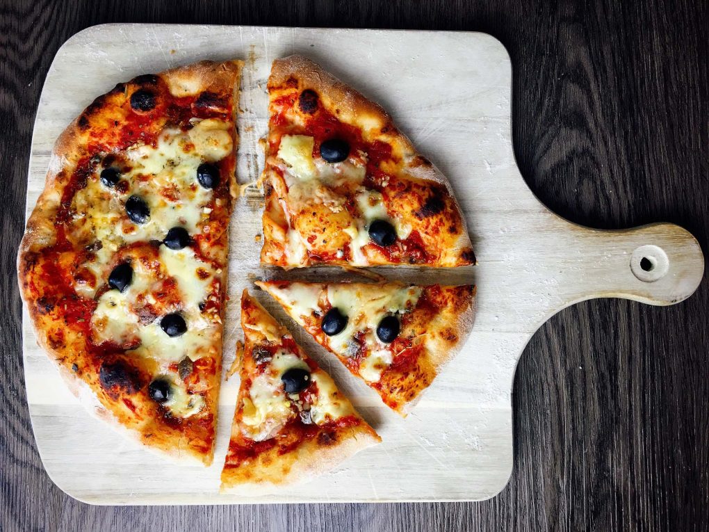 Pizza backen mit dem Pizzastein Im Backofen und auf dem Grill
