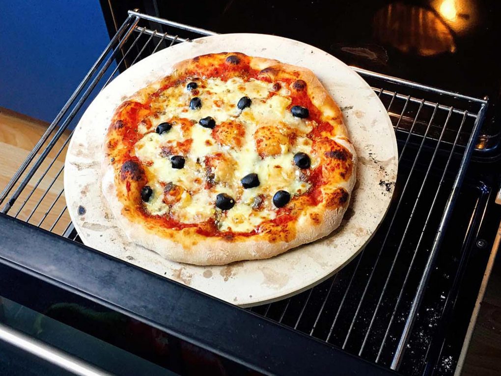 Wie Bekomme Ich Die Pizza Auf Den Stein Pizza backen mit dem Pizzastein | Im Backofen und auf dem Grill