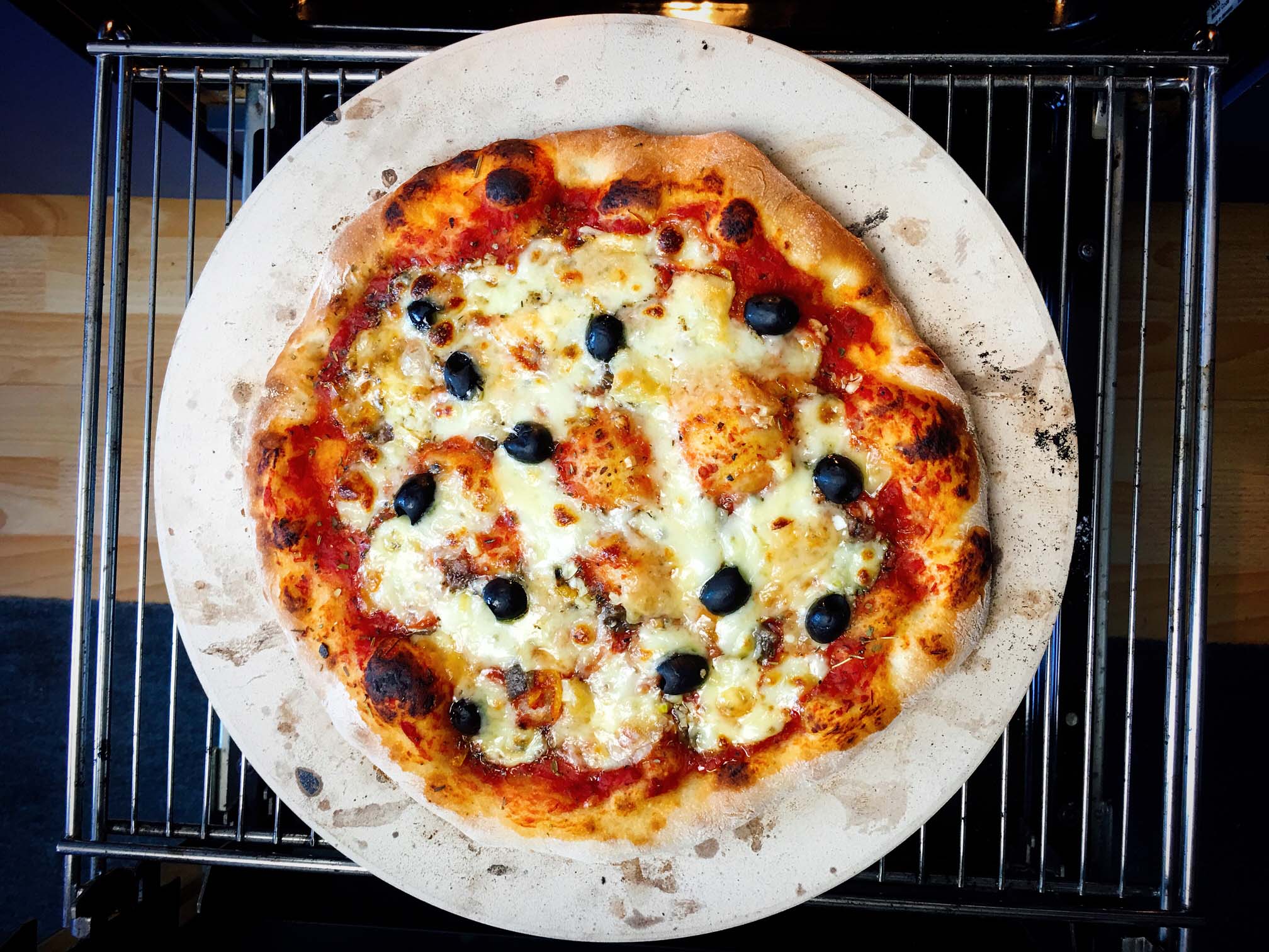 Pizza backen mit dem Pizzastein | Im Backofen und auf dem Grill