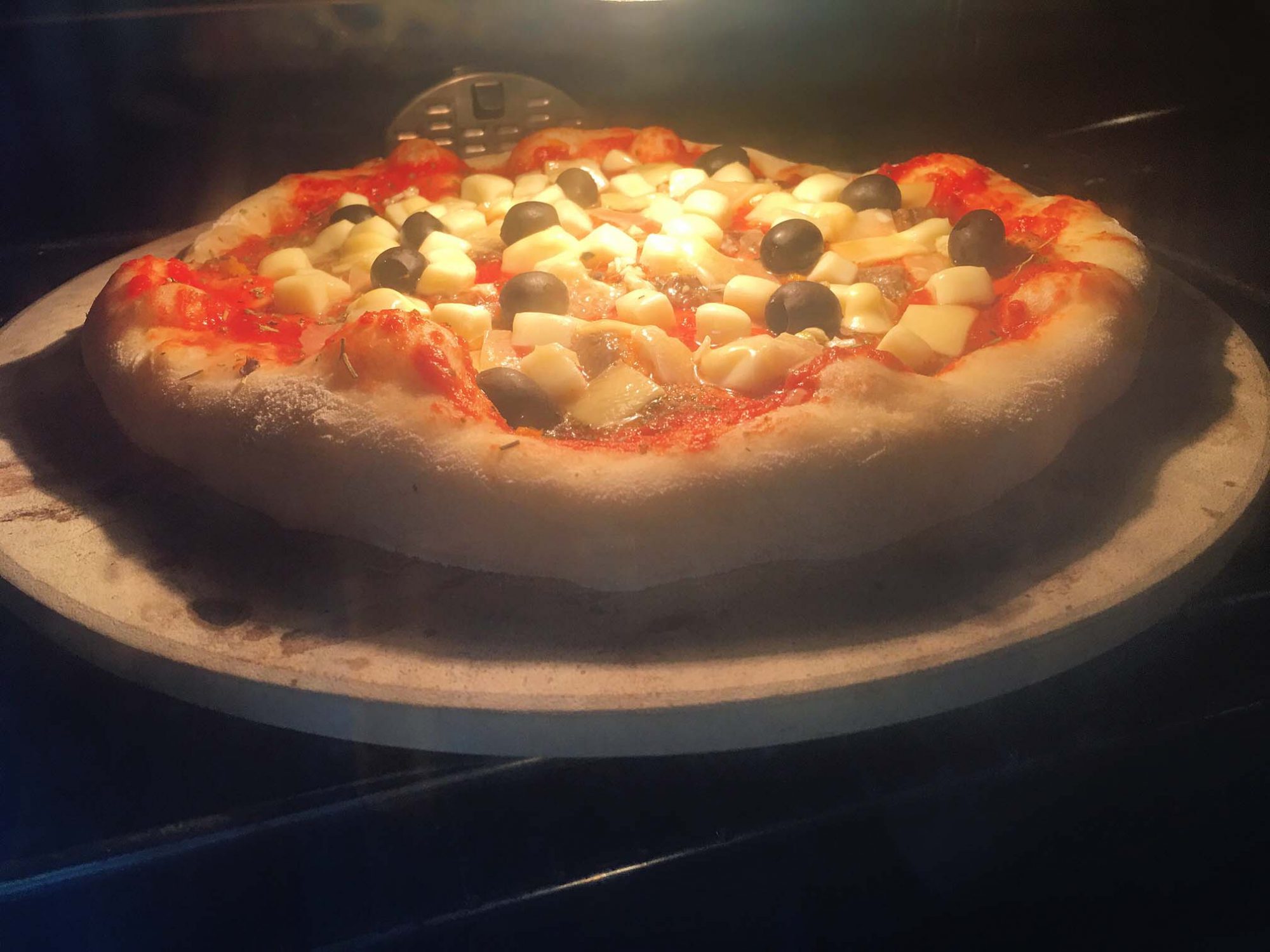 Pizza backen mit dem Pizzastein Im Backofen und auf dem Grill