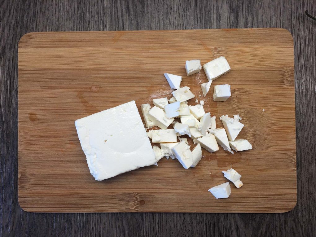 Schafskäse schneiden