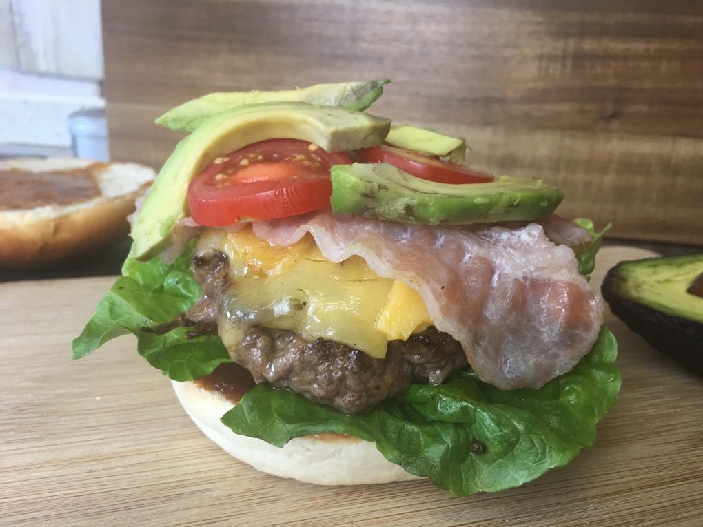 Avocado Burger mit Speck und Cheddar | Rezept | Chilirezept.de