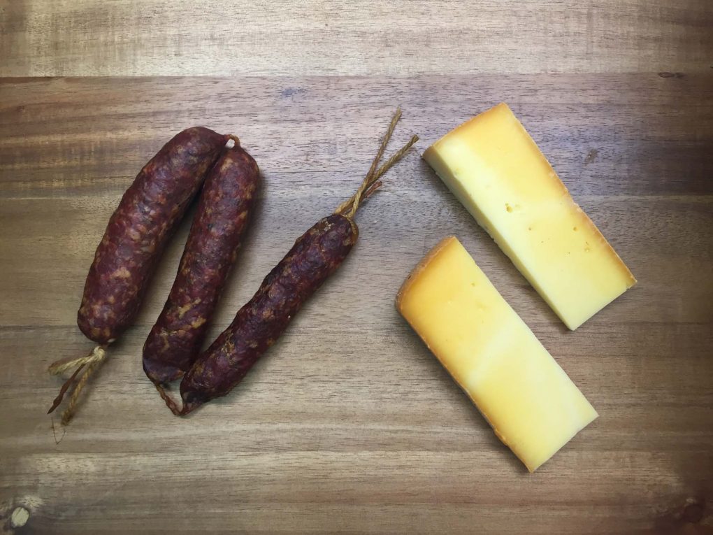Wurst und Käse räuchern