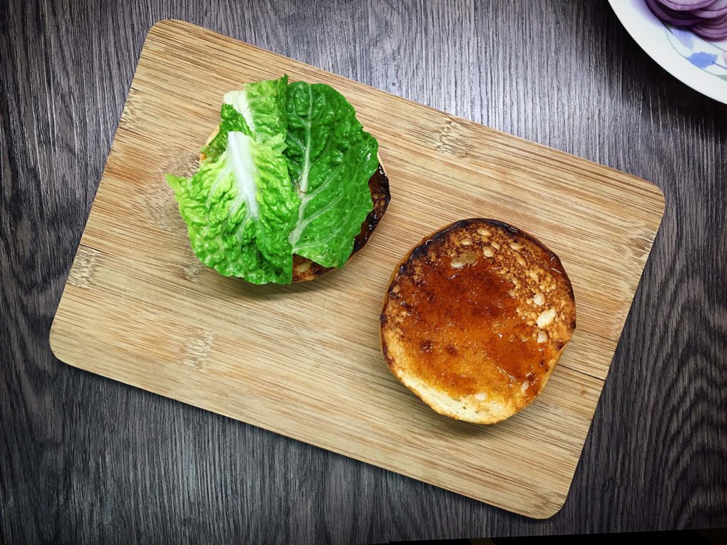 Burger Brötchen mit Salat