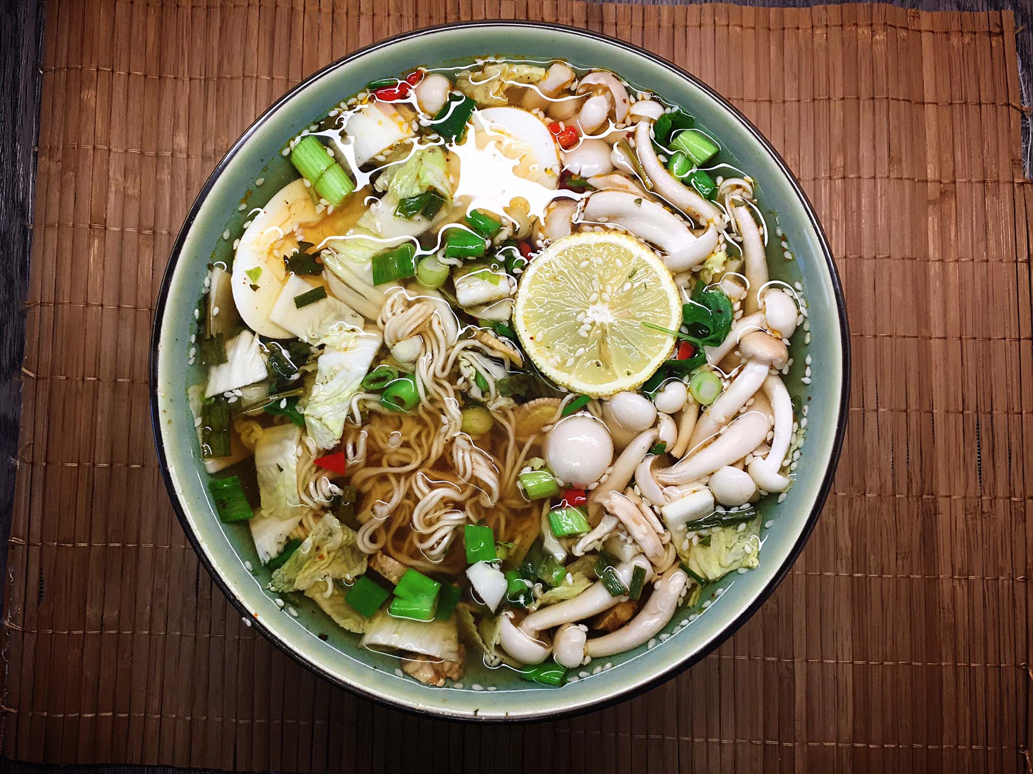 Scharfe Ramen mit Ei, Shimeji und Anchovis | Rezept