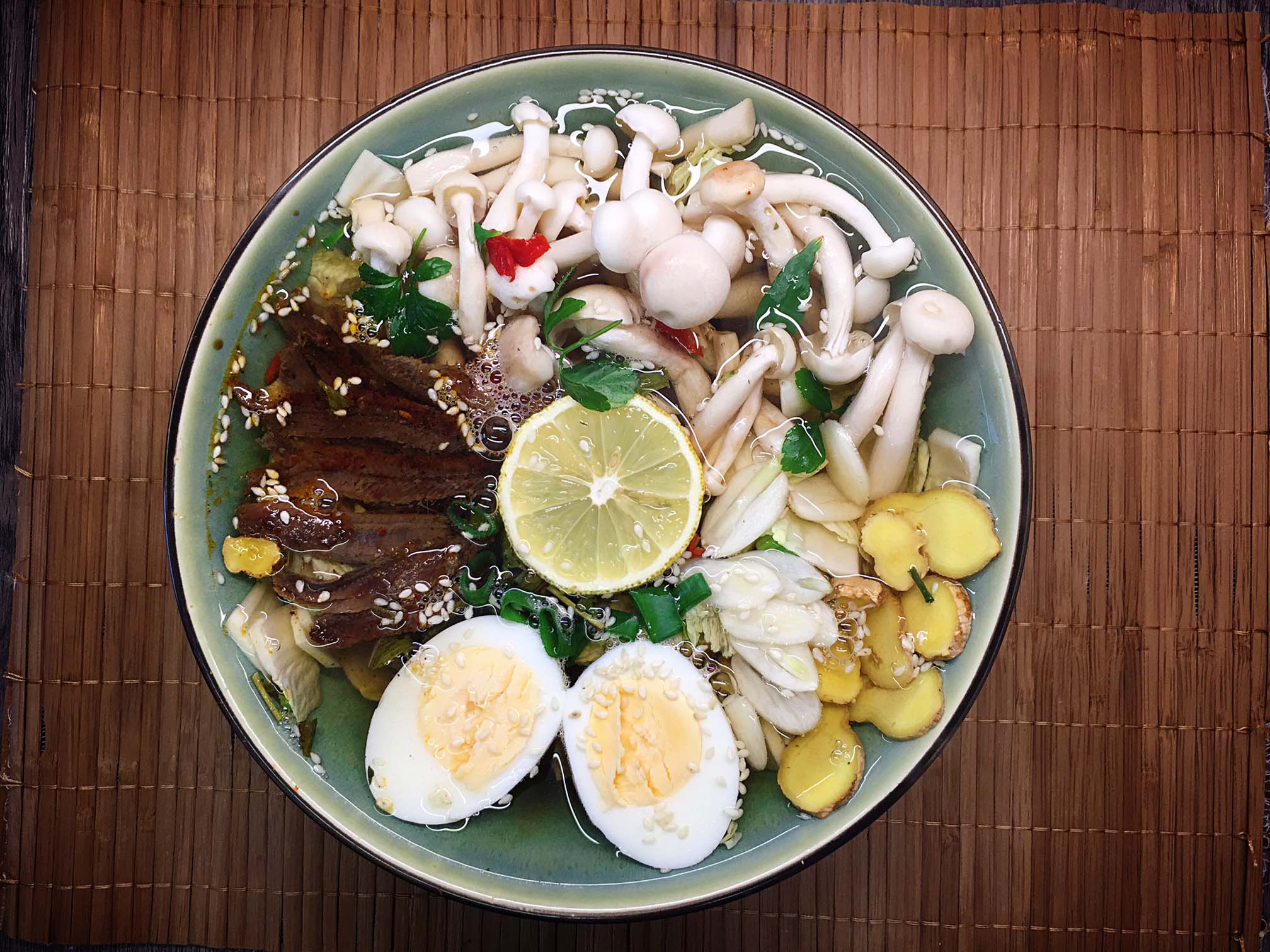 Scharfe Ramen mit Ei, Shimeji und Anchovis Rezept