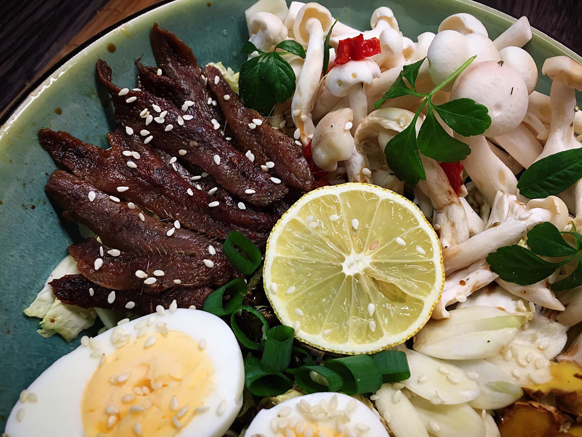Scharfe Ramen mit Ei, Shimeji und Anchovis | Rezept