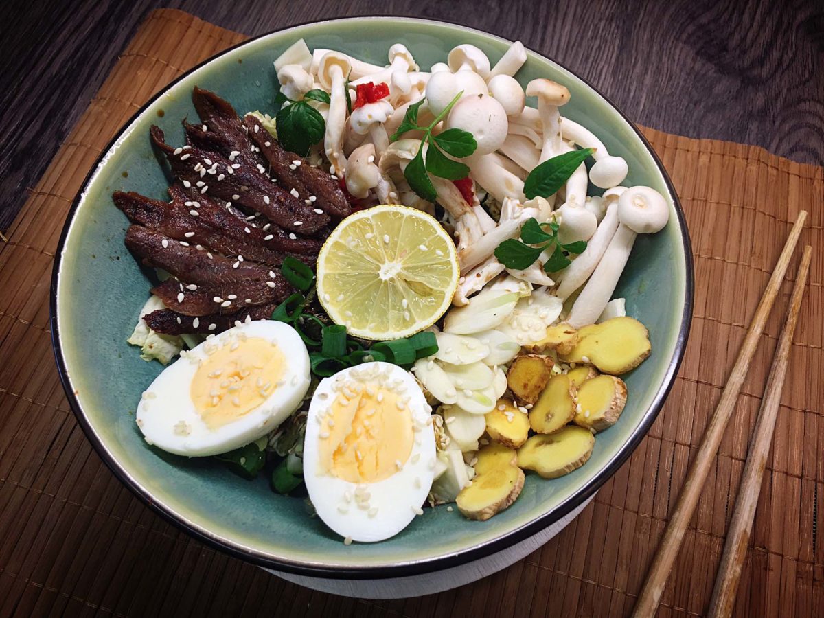 Scharfe Ramen mit Ei, Shimeji und Anchovis Rezept