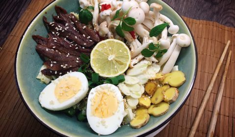Scharfe Ramen mit Ei, Shimeji und Anchovis