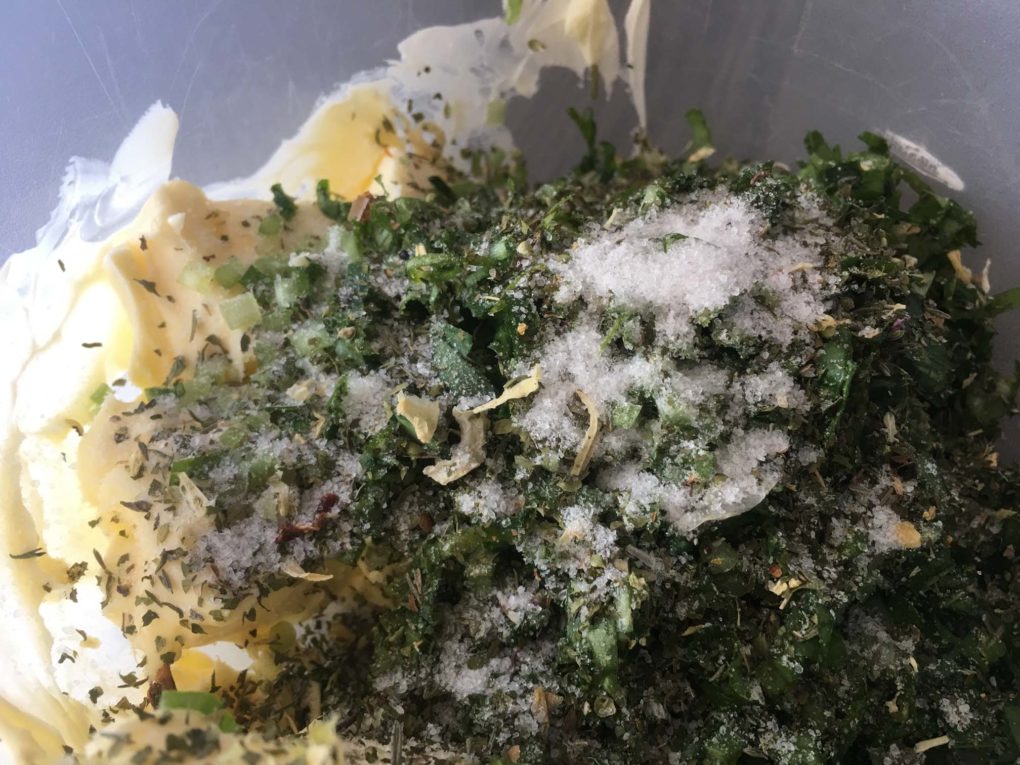 Bärlauchbutter mit Salz