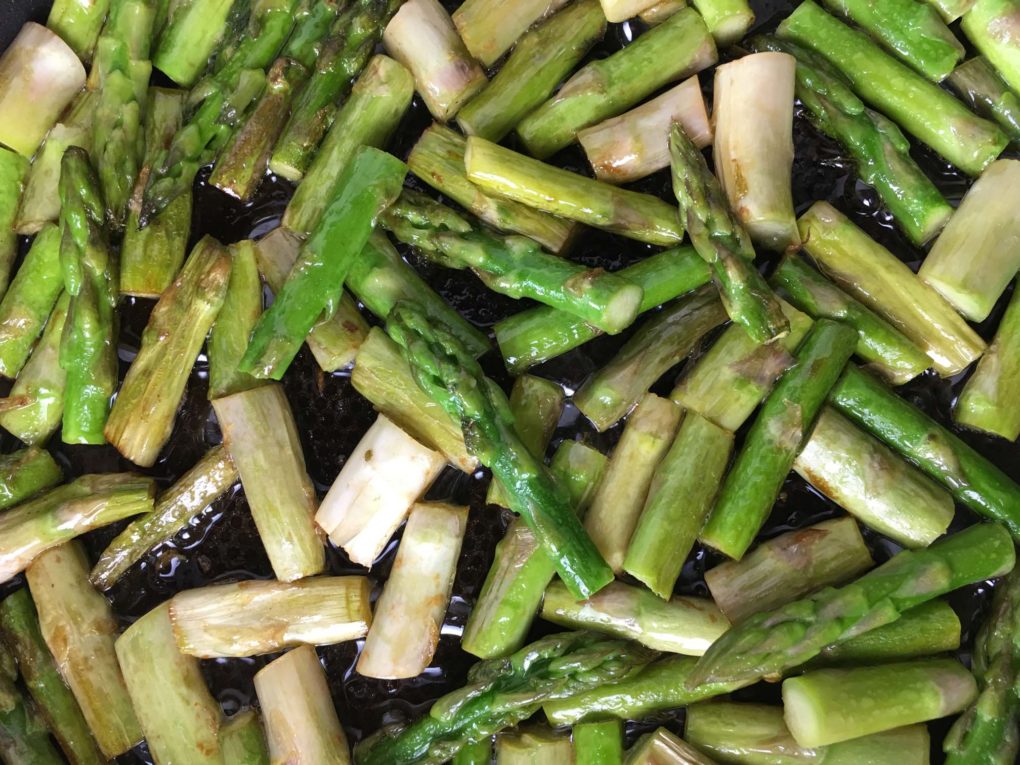 Grüner Spargel aus der Pfanne